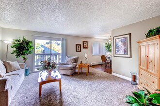 Greentree Village Apartments in Denver, CO - Foto de edificio - Building Photo