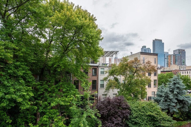 444 W 48th St