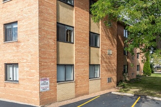 Edgewater Apartments in Oconomowoc, WI - Foto de edificio - Building Photo
