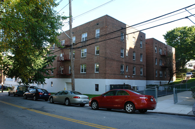 Vista Gardens in Yonkers, NY - Foto de edificio - Building Photo