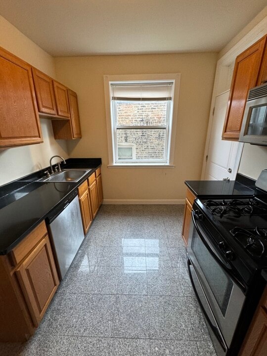 2440 N Hamlin Ave, Unit 2B in Chicago, IL - Foto de edificio