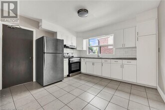 102 Sydney St N in Kitchener, ON - Building Photo - Building Photo