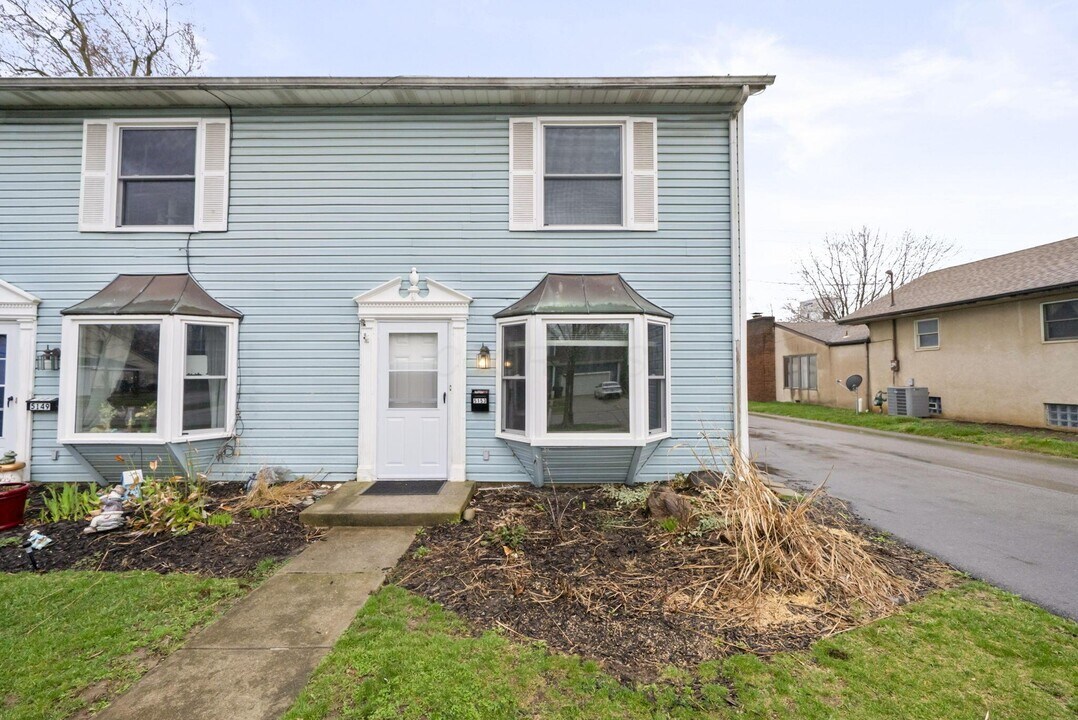 5153 Norwich St in Hilliard, OH - Foto de edificio