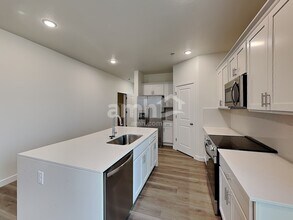 4692 W Ore Strm Rd in West Jordan, UT - Foto de edificio - Building Photo