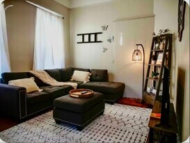 117 W 36th St, Unit 1 bedroom 1 bathroom in Savannah, GA - Building Photo