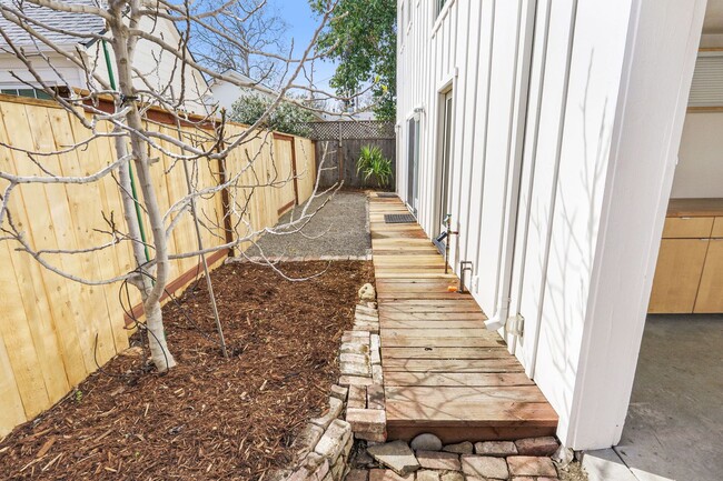 815 Sweetbriar Rd in Davis, CA - Foto de edificio - Building Photo