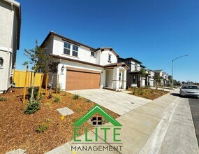 7655 Broadhead Wy in Sacramento, CA - Building Photo - Building Photo