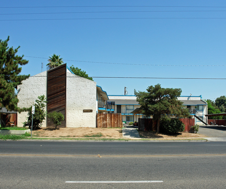 1414 W Clinton Ave in Fresno, CA - Building Photo