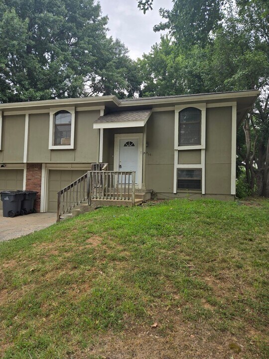 1900 E Lindenwood Cir in Olathe, KS - Building Photo
