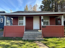 741 N St in Klamath Falls, OR - Building Photo