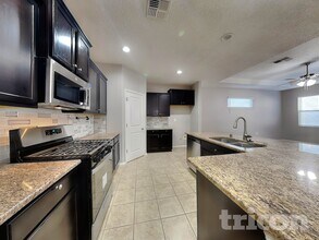 1811 Camino Cancun in Los Lunas, NM - Foto de edificio - Building Photo