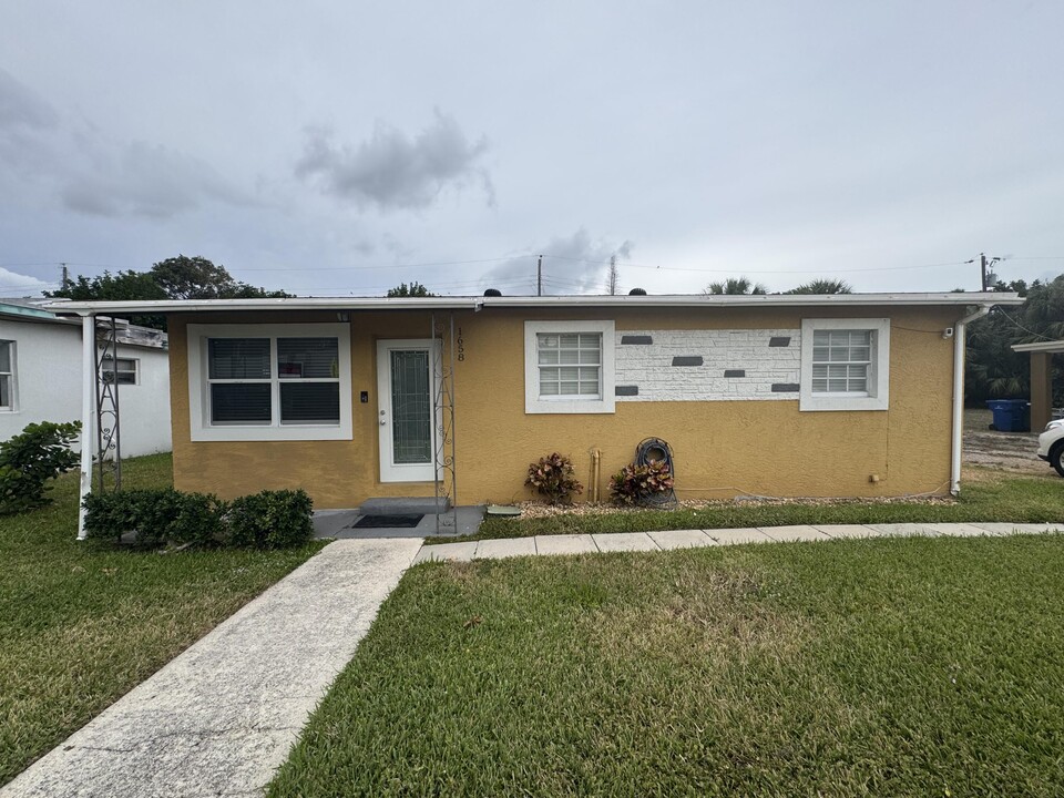 1658 W 15th St in Riviera Beach, FL - Building Photo