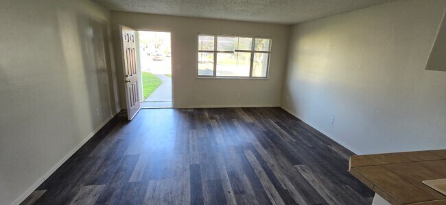 504 Sacramento Ave, Unit Humble Living in Red Bluff, CA - Foto de edificio - Building Photo