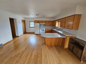 324 E Parkinson St, Unit B in Viroqua, WI - Foto de edificio - Building Photo