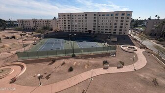 7930 E Camelback Rd in Scottsdale, AZ - Building Photo