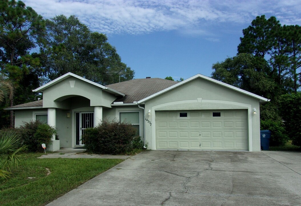 14237 Spring Hill Dr in Spring Hill, FL - Foto de edificio