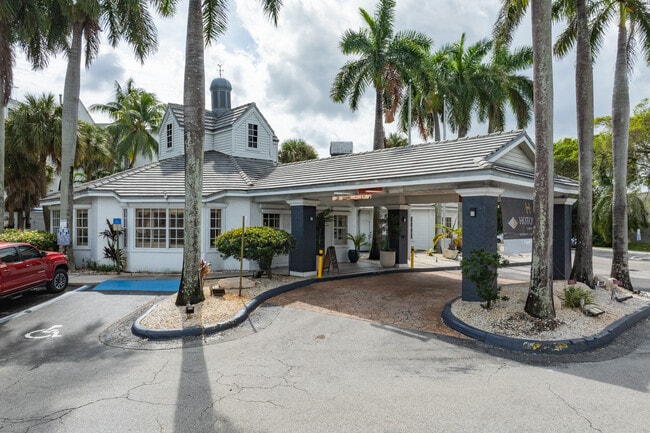 Hotolos Hollywood Apartments in Hollywood, FL - Building Photo - Building Photo