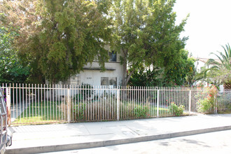 230 E Cedar Ave in Burbank, CA - Building Photo - Building Photo