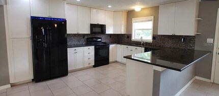 7300 10th St N in St. Petersburg, FL - Building Photo - Building Photo