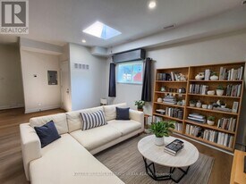 998 Bloor St W in Toronto, ON - Building Photo