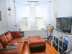 237 W 3rd St in Boston, MA - Building Photo