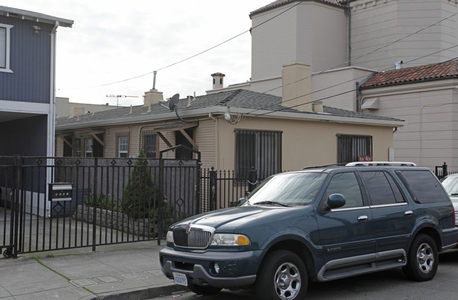 3209-3219 E 17th St in Oakland, CA - Building Photo - Building Photo