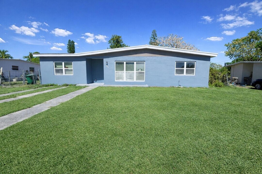 175 SE El Sito Ct in Port St. Lucie, FL - Building Photo