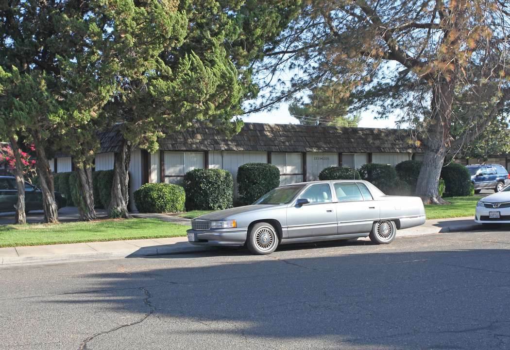 Redwood Apartments in Atwater, CA - Foto de edificio