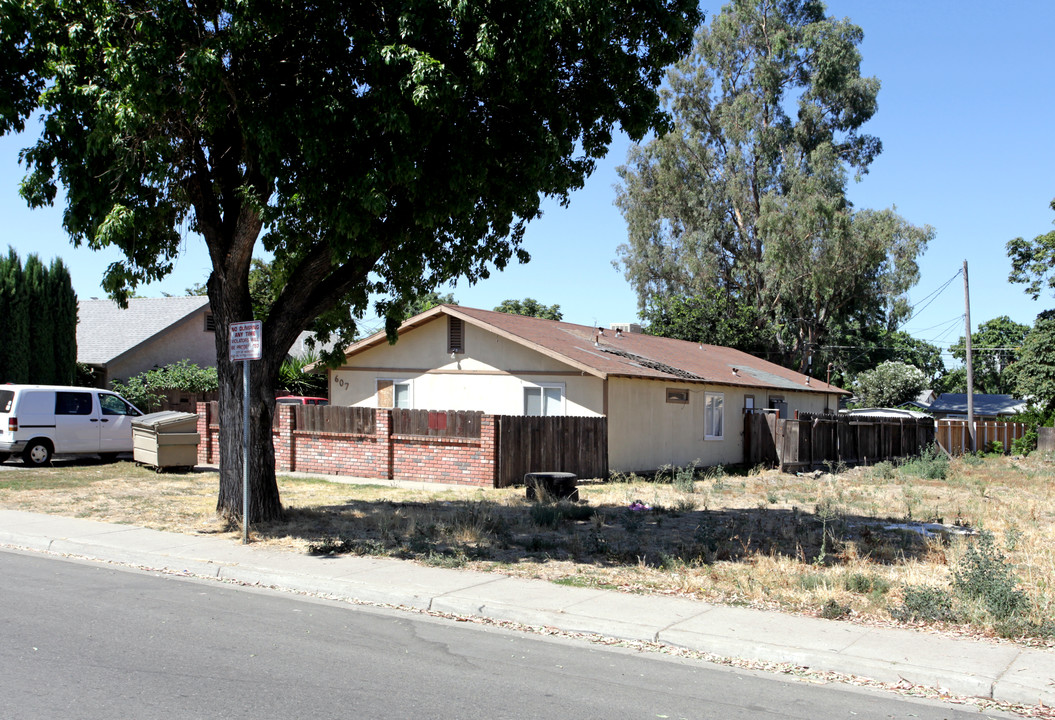 607 Empire Ave in Modesto, CA - Foto de edificio