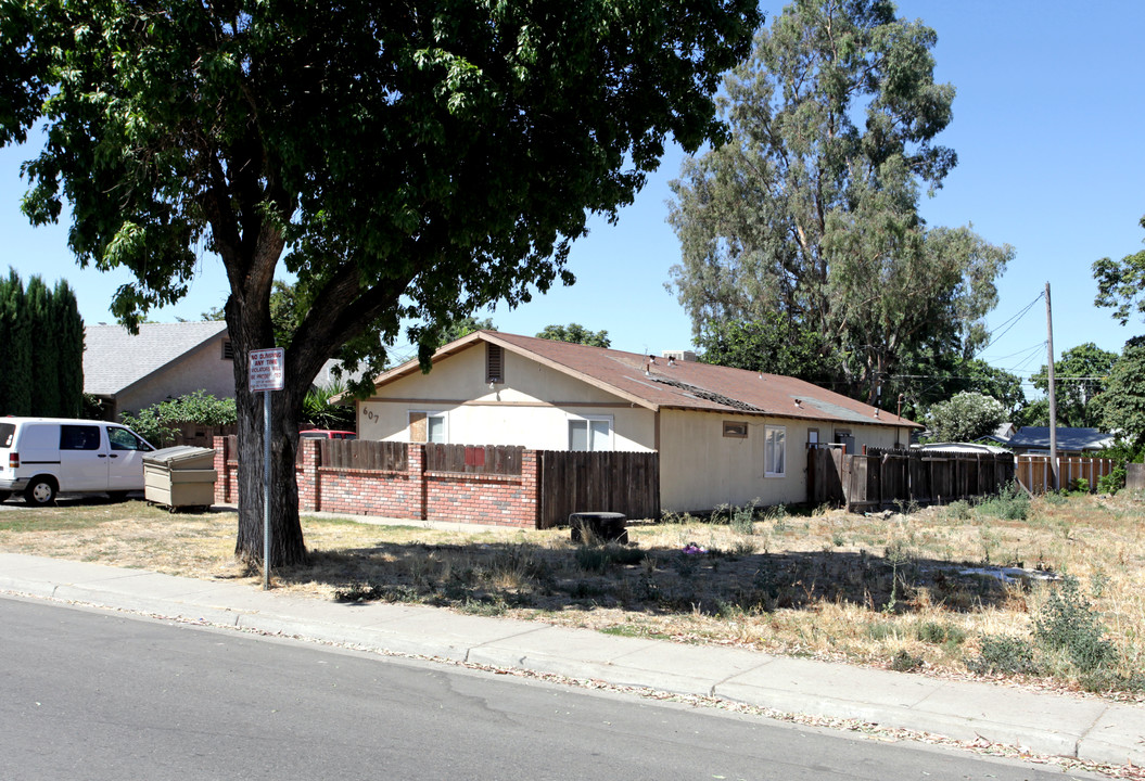 607 Empire Ave in Modesto, CA - Building Photo