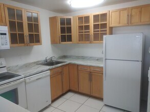 16950 W Dixie Hwy in Miami, FL - Foto de edificio - Building Photo