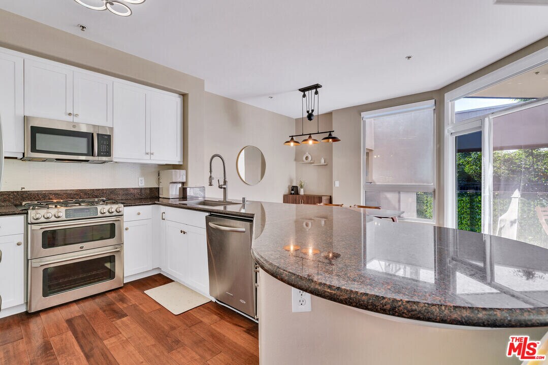 13044 Pacific Promenade in Los Angeles, CA - Building Photo