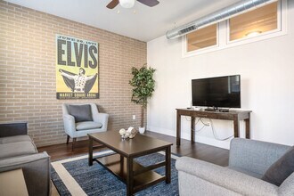 235 S Delaware St in Indianapolis, IN - Foto de edificio - Building Photo