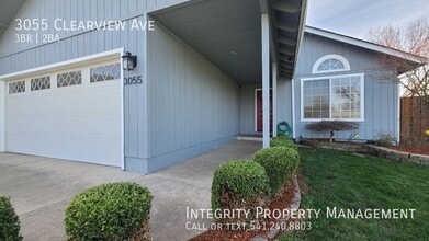 3055 Clearview Ave in Medford, OR - Building Photo - Building Photo