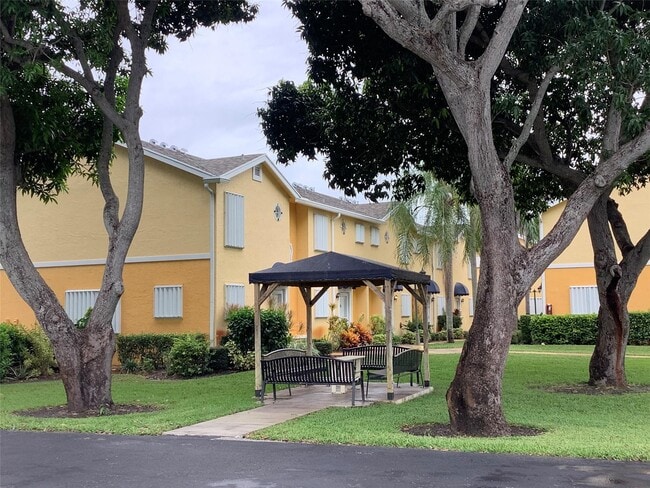 423 Waterside Cir in Ocean Ridge, FL - Building Photo - Building Photo