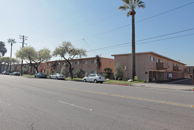 16251 Woodruff Ave in Bellflower, CA - Building Photo - Building Photo