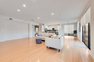 4111 Gilbert Ave, Unit 212 in Dallas, TX - Building Photo - Building Photo