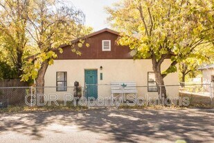 305 Wilshire Dr SW in Albuquerque, NM - Building Photo