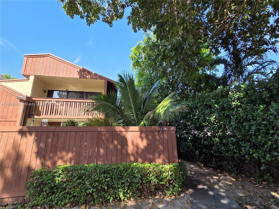 7034 SW 114th Pl in Miami, FL - Foto de edificio