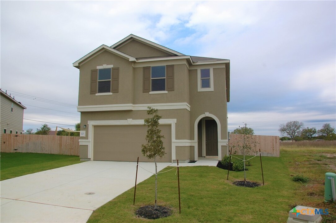 1905 Brook Bend in New Braunfels, TX - Foto de edificio