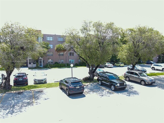 8405 NW 8th St-Unit -204 in Miami, FL - Building Photo - Building Photo