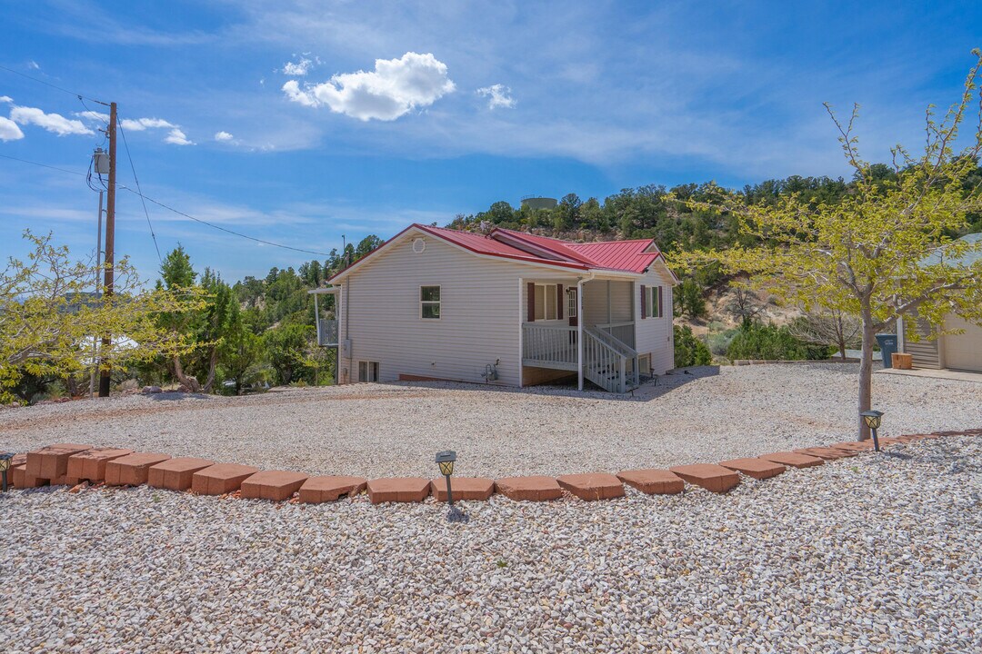 328 Hillcrest Cir in Central, UT - Building Photo