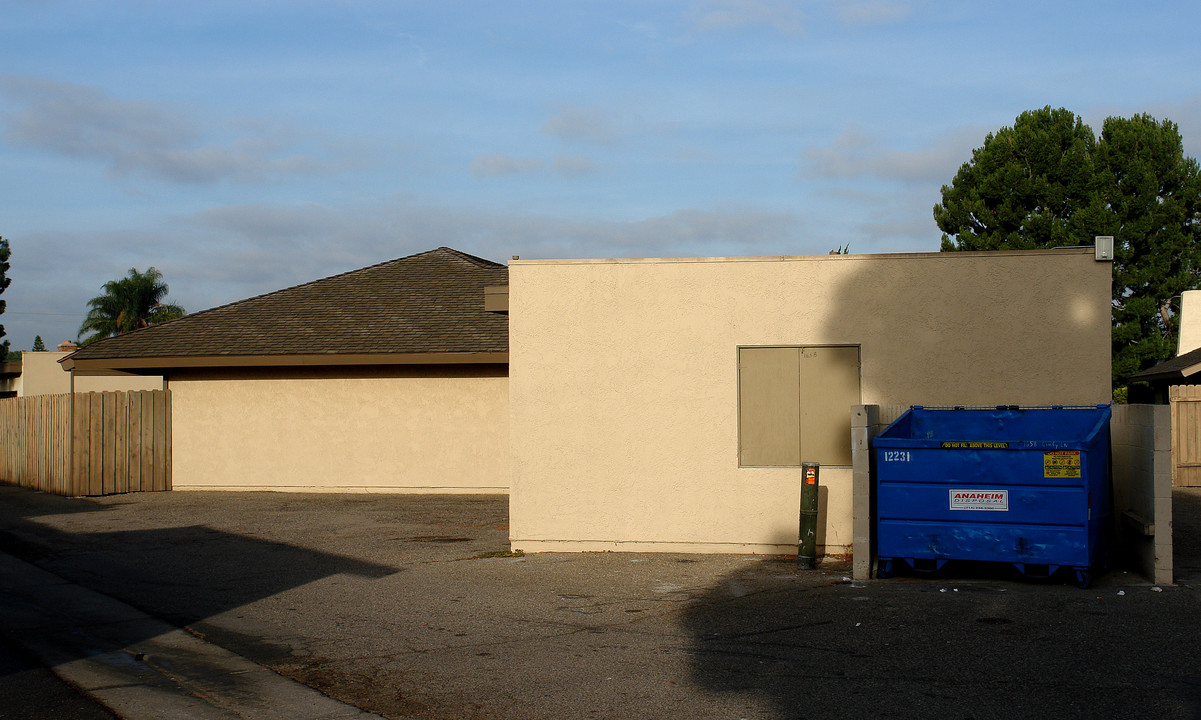 1658 W Cindy Ln in Anaheim, CA - Building Photo