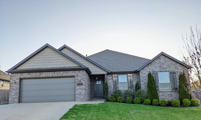 700 Hawthorn Way in Centerton, AR - Foto de edificio - Building Photo