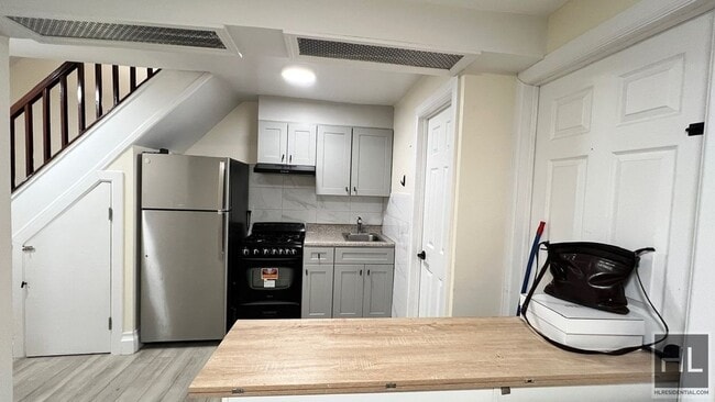 798 Miller Ave in Brooklyn, NY - Foto de edificio - Building Photo