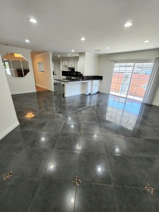 5639 Willowcrest Ave in Los Angeles, CA - Building Photo