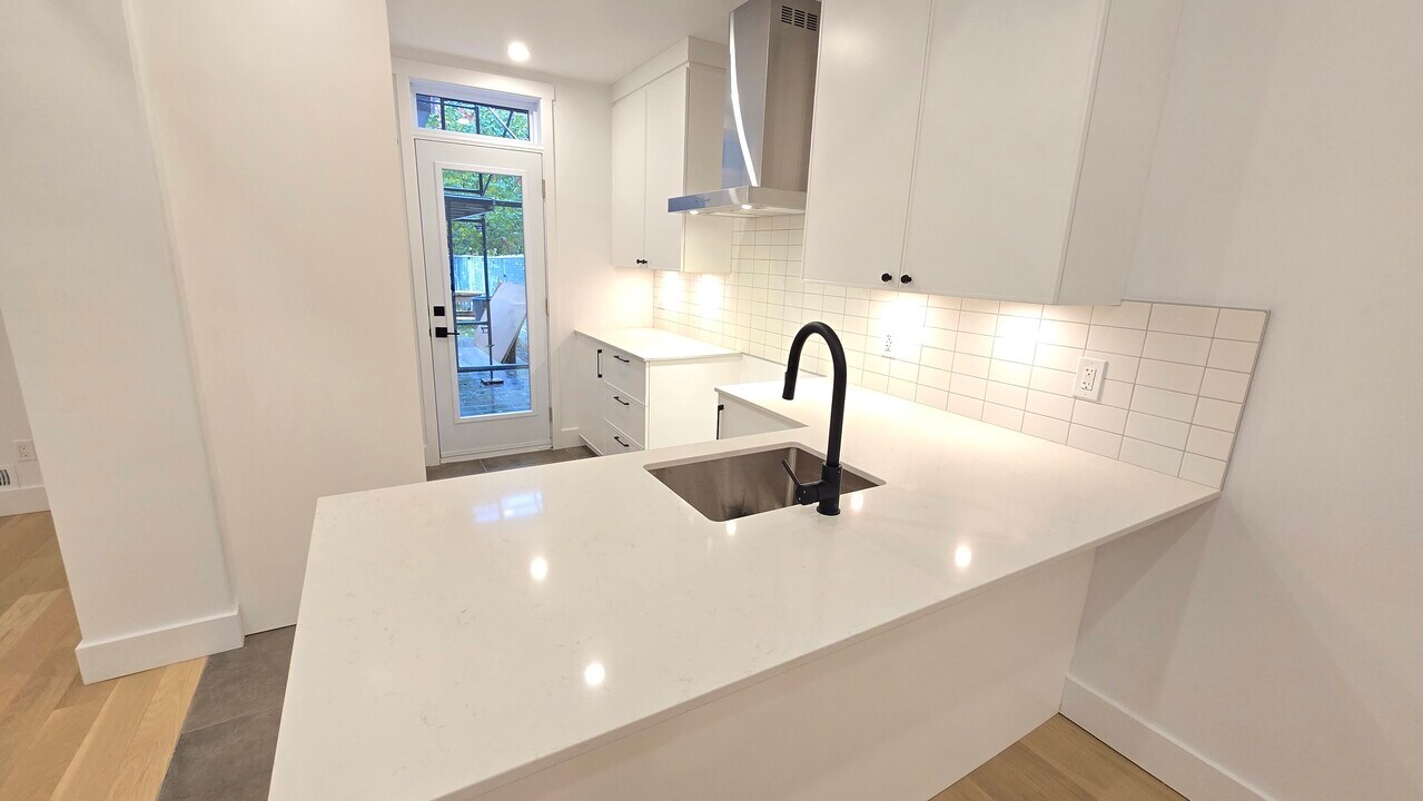 2037 De Chambly Rue in Montréal, QC - Building Photo