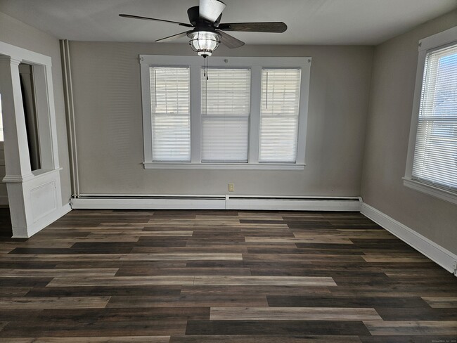 225 Unionville Ave in Plainville, CT - Building Photo - Building Photo