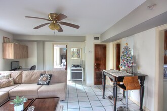 835 7th Ave S, Unit B in St. Petersburg, FL - Foto de edificio - Building Photo