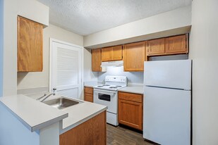 Hampton Place in Louisville, KY - Building Photo